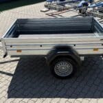 ALFA 12013MN.75L egytengelyes, 2,0x1,25m méretű, 750kg fék nélküli, laprugós mellsőkerekes fix oldalfalas nyitott utánfutó