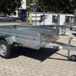 ALFA 12013MN.75L egytengelyes, 2,0x1,25m méretű, 750kg fék nélküli, laprugós mellsőkerekes fix oldalfalas nyitott utánfutó