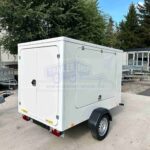 ALFA-B Modulo 22516MPK.75.2 egytengelyes fékezett zárt utánfutó, 2 hátsó ajtóval, 1 oldal ajtóval, 1 fix oldalfallal