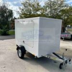 ALFA-B Modulo 22516MPK.75.2 egytengelyes fékezett zárt utánfutó, 2 hátsó ajtóval, 1 oldal ajtóval, 1 fix oldalfallal