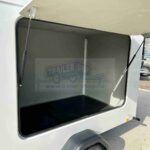 ALFA-B Modulo 22516MPK.75.2 egytengelyes fékezett zárt utánfutó, 2 hátsó ajtóval, 1 oldal ajtóval, 1 fix oldalfallal