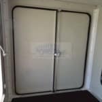 ALFA-T Modulo 42516MPK.200.3 kéttengelyes fékezett zárt utánfutó, 2 hátsó ajtóval, 2 oldal ajtóval