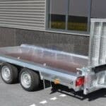 ALFA-T 440180MVG.270/L kéttengelyes, fékezett, alsókerekes, síkplatós, gépszállító utánfutó, tréler felhajtó rámpával