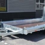 ALFA-T 440180MVG.270/L kéttengelyes, fékezett, alsókerekes, síkplatós, gépszállító utánfutó, tréler felhajtó rámpával