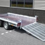 ALFA-T 43015MVG.350/C kéttengelyes, fékezett, alsókerekes, síkplatós, gépszállító utánfutó, tréler felhajtó rámpával