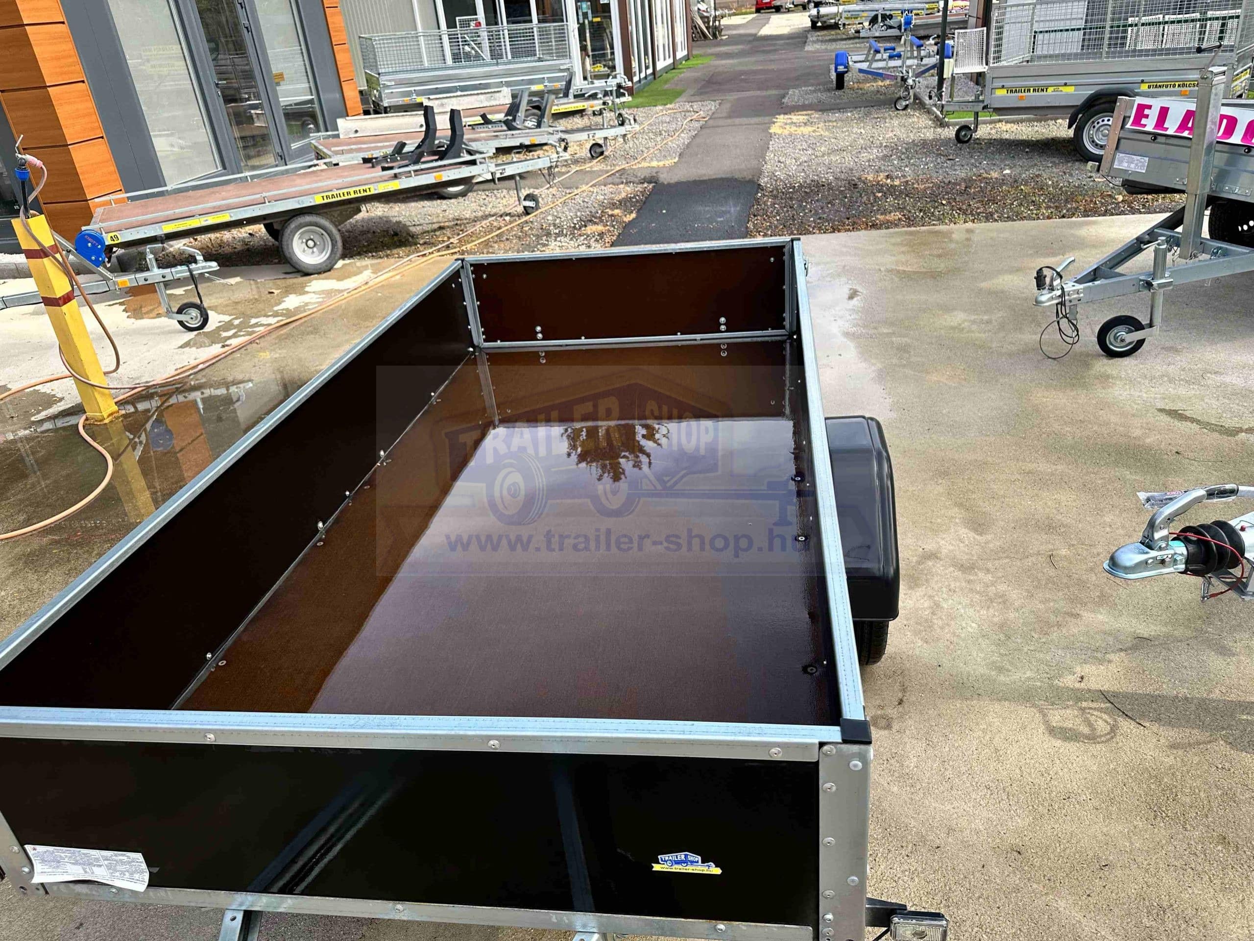 ALFA-B 22513MN.100F egytengelyes fékezett mellsőkerekes fix oldalfalas playwood utánfutó