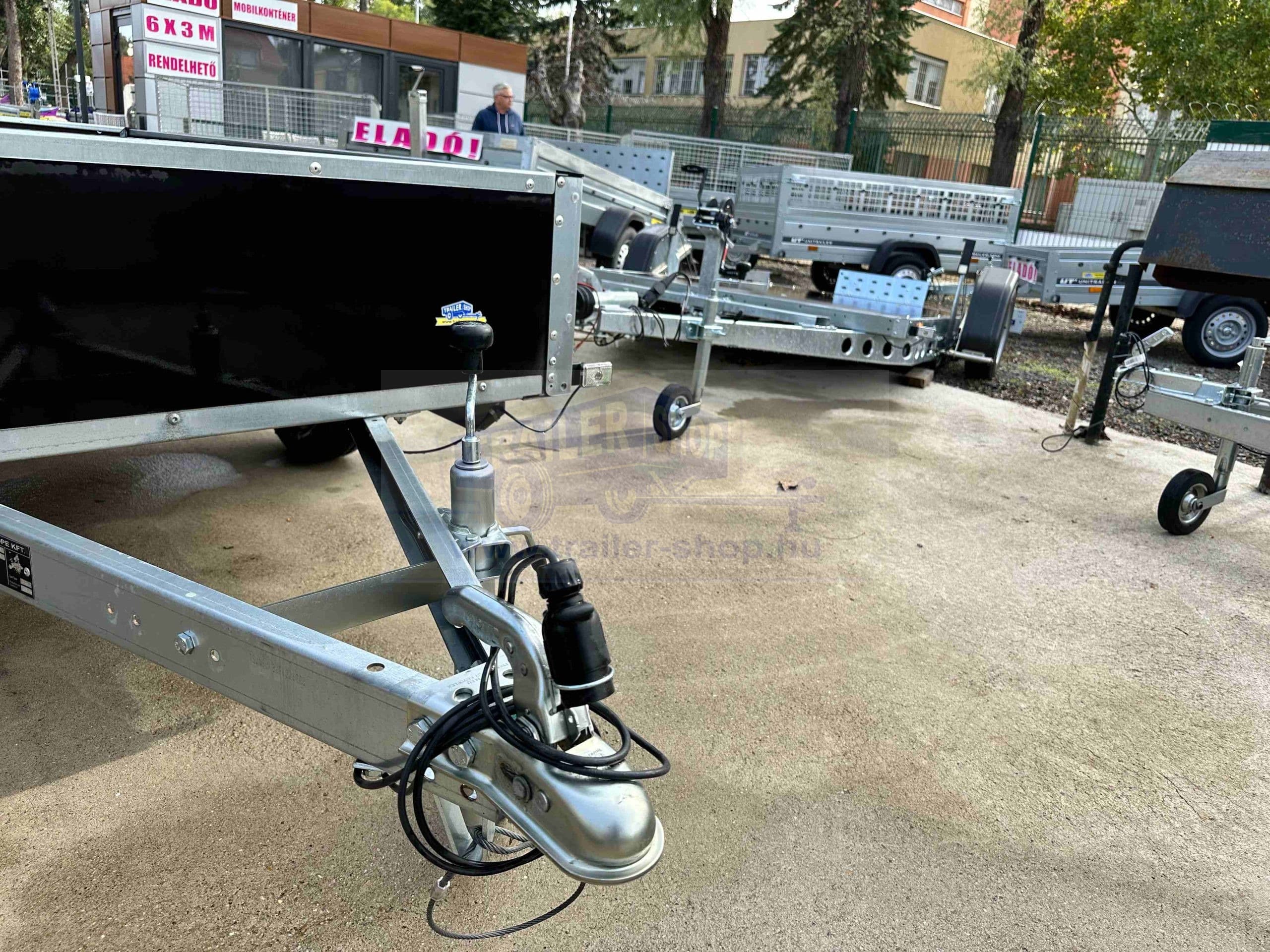 ALFA-B 22513MN.100F egytengelyes fékezett mellsőkerekes fix oldalfalas playwood utánfutó