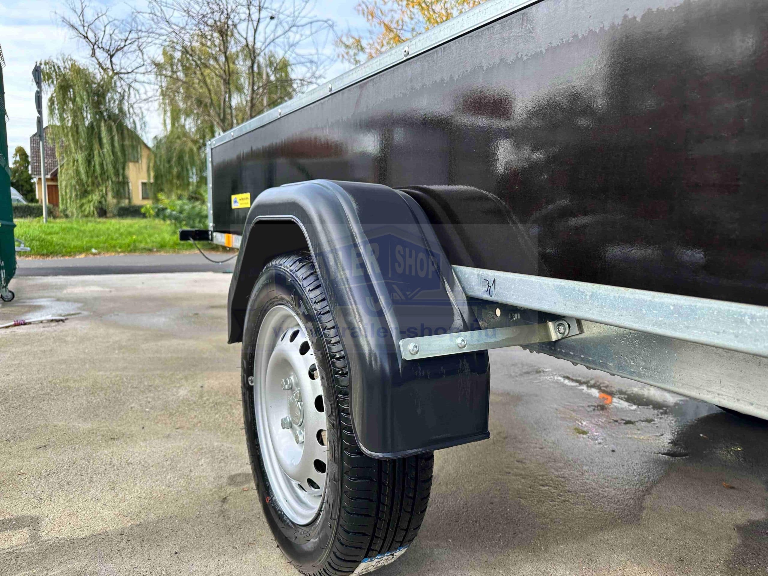 ALFA-B 22513MN.100F egytengelyes fékezett mellsőkerekes fix oldalfalas playwood utánfutó