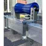 Vezető görgő 194mm hosszú, 20mm tengelyen, kötőelemekkel, kpl.