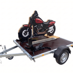 ALFA 12116MP.75 egytengelyes, 2.10x1.60m méretű, 750kg fék nélküli mellsőkerekes uniplatós síkplatós motorszállító és quadszállító utánfutó