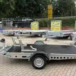 ALFA-B 23016MP.130SC egytengelyes 3,0x1,6m méretű, 1300kg, fékezett, mellsőkerekes uniplatós síkplatós süllyeszthető motorszállító és quadszállító utánfutó