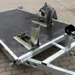ALFA-B 23016MP.130SC egytengelyes 3,0x1,6m méretű, 1300kg, fékezett, mellsőkerekes uniplatós síkplatós süllyeszthető motorszállító és quadszállító utánfutó