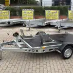 ALFA-B 23016MP.130SC egytengelyes 3,0x1,6m méretű, 1300kg, fékezett, mellsőkerekes uniplatós síkplatós süllyeszthető motorszállító és quadszállító utánfutó