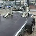 ALFA-B 23016MP.130SC egytengelyes 3,0x1,6m méretű, 1300kg, fékezett, mellsőkerekes uniplatós síkplatós süllyeszthető motorszállító és quadszállító utánfutó