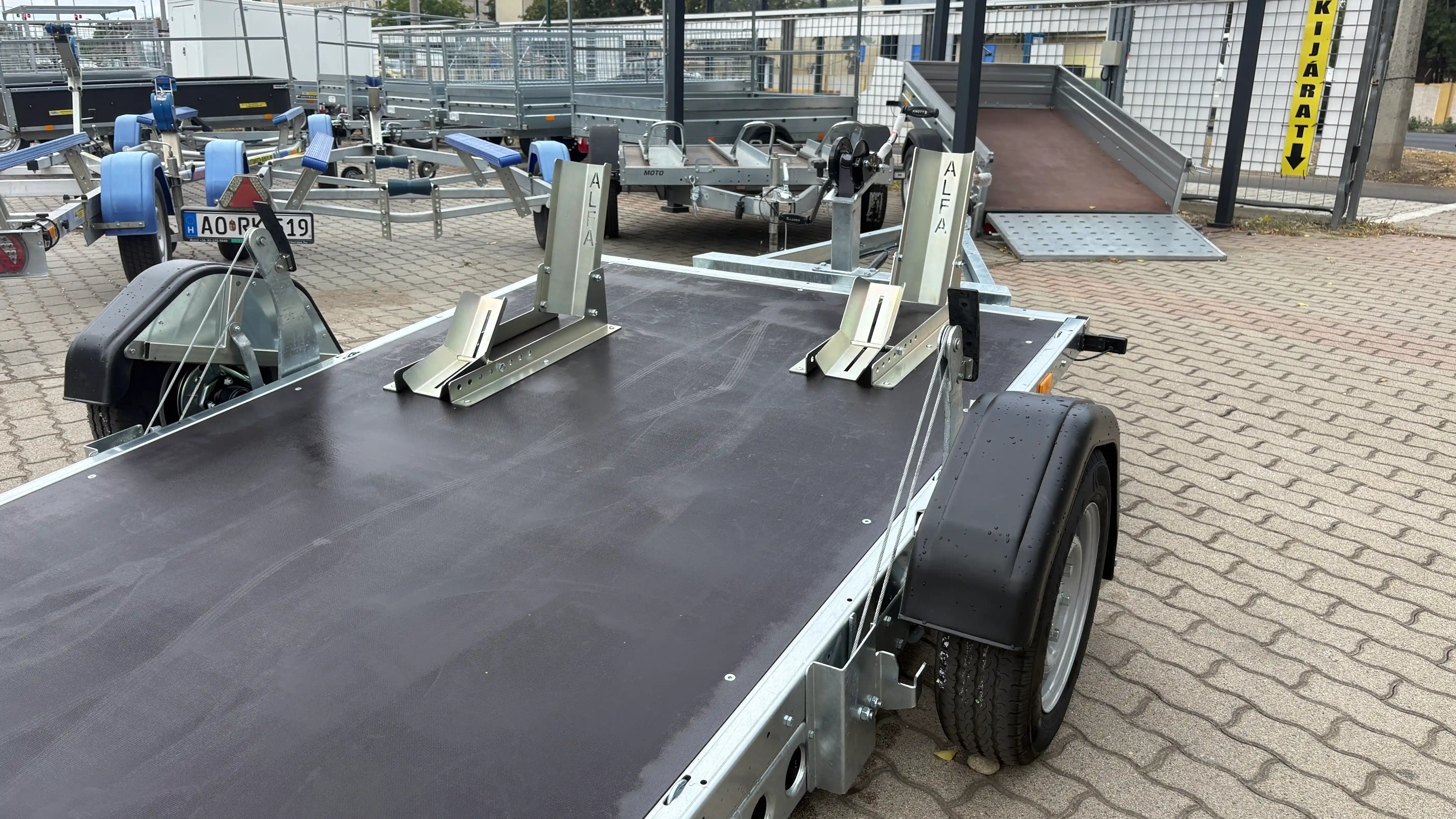 ALFA-B 23016MP.130SC egytengelyes 3,0x1,6m méretű, 1300kg, fékezett, mellsőkerekes uniplatós síkplatós süllyeszthető motorszállító és quadszállító utánfutó