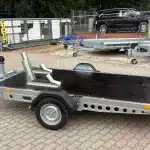 ALFA-B 23016MP.130SC egytengelyes 3,0x1,6m méretű, 1300kg, fékezett, mellsőkerekes uniplatós síkplatós süllyeszthető motorszállító és quadszállító utánfutó