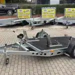 ALFA-B 23016MP.130SC egytengelyes 3,0x1,6m méretű, 1300kg, fékezett, mellsőkerekes uniplatós síkplatós süllyeszthető motorszállító és quadszállító utánfutó