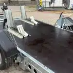ALFA-B 23016MP.130SC egytengelyes 3,0x1,6m méretű, 1300kg, fékezett, mellsőkerekes uniplatós síkplatós süllyeszthető motorszállító és quadszállító utánfutó