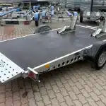 ALFA-B 23016MP.130SC egytengelyes 3,0x1,6m méretű, 1300kg, fékezett, mellsőkerekes uniplatós síkplatós süllyeszthető motorszállító és quadszállító utánfutó
