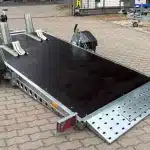 ALFA-B 23016MP.130SC egytengelyes 3,0x1,6m méretű, 1300kg, fékezett, mellsőkerekes uniplatós síkplatós süllyeszthető motorszállító és quadszállító utánfutó
