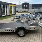 ALFA-B 23016MP.130SC egytengelyes 3,0x1,6m méretű, 1300kg, fékezett, mellsőkerekes uniplatós síkplatós süllyeszthető motorszállító és quadszállító utánfutó