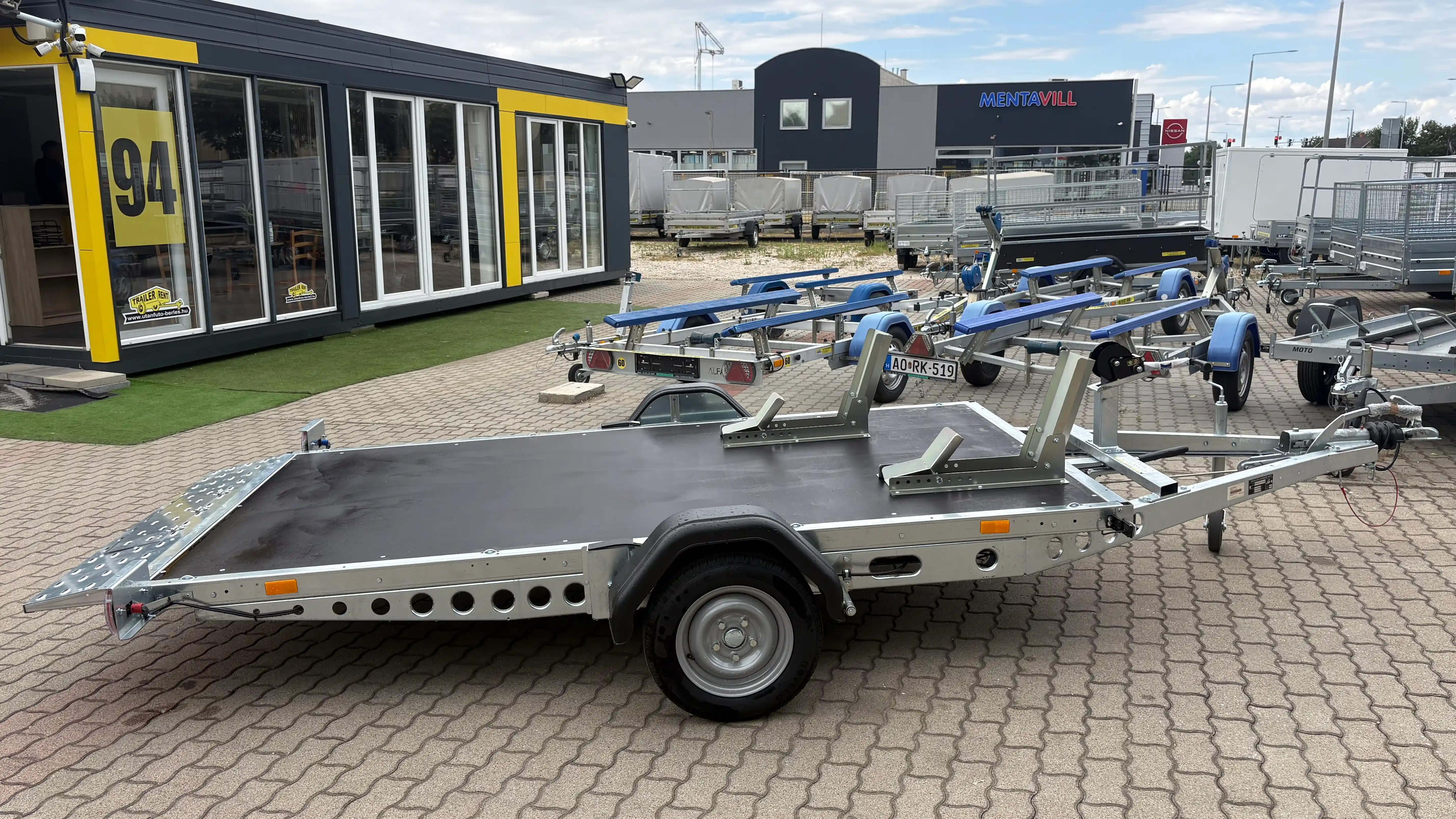 ALFA-B 23016MP.130SC egytengelyes 3,0x1,6m méretű, 1300kg, fékezett, mellsőkerekes uniplatós síkplatós süllyeszthető motorszállító és quadszállító utánfutó