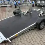 ALFA-B 23016MP.130SC egytengelyes 3,0x1,6m méretű, 1300kg, fékezett, mellsőkerekes uniplatós síkplatós süllyeszthető motorszállító és quadszállító utánfutó