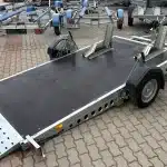 ALFA-B 23016MP.130SC egytengelyes 3,0x1,6m méretű, 1300kg, fékezett, mellsőkerekes uniplatós síkplatós süllyeszthető motorszállító és quadszállító utánfutó