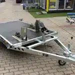 ALFA-B 23016MP.130SC egytengelyes 3,0x1,6m méretű, 1300kg, fékezett, mellsőkerekes uniplatós síkplatós süllyeszthető motorszállító és quadszállító utánfutó