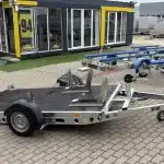 ALFA-B 23016MP.130SC egytengelyes 3,0x1,6m méretű, 1300kg, fékezett, mellsőkerekes uniplatós síkplatós süllyeszthető motorszállító és quadszállító utánfutó