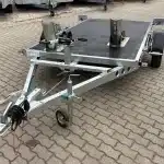 ALFA-B 23016MP.130SC egytengelyes 3,0x1,6m méretű, 1300kg, fékezett, mellsőkerekes uniplatós síkplatós süllyeszthető motorszállító és quadszállító utánfutó