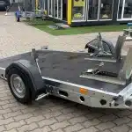 ALFA-B 23016MP.130SC egytengelyes 3,0x1,6m méretű, 1300kg, fékezett, mellsőkerekes uniplatós síkplatós süllyeszthető motorszállító és quadszállító utánfutó