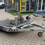 ALFA-B 23016MP.130SC egytengelyes 3,0x1,6m méretű, 1300kg, fékezett, mellsőkerekes uniplatós síkplatós süllyeszthető motorszállító és quadszállító utánfutó