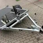 ALFA-B 23016MP.130SC egytengelyes 3,0x1,6m méretű, 1300kg, fékezett, mellsőkerekes uniplatós síkplatós süllyeszthető motorszállító és quadszállító utánfutó