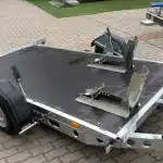 ALFA-B 23016MP.130SC egytengelyes 3,0x1,6m méretű, 1300kg, fékezett, mellsőkerekes uniplatós síkplatós süllyeszthető motorszállító és quadszállító utánfutó