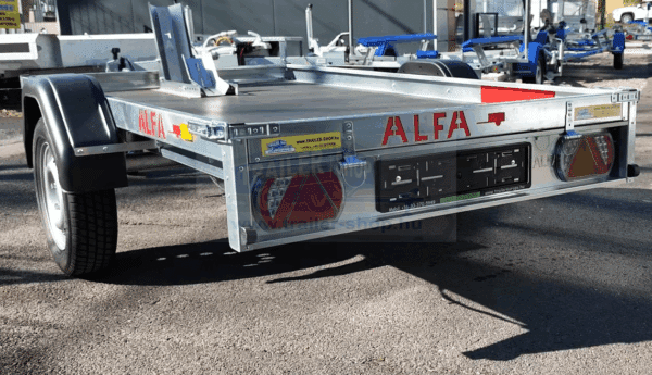 ALFA 12518AP.75 10", 2,56x1,80m méretű, 750kg egytengelyes fék nélküli alsókerekes uniplatós síkplatós motorszállító és quadszállító utánfutó