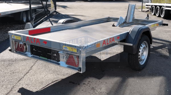 ALFA 12518AP.75 10", 2,56x1,80m méretű, 750kg egytengelyes fék nélküli alsókerekes uniplatós síkplatós motorszállító és quadszállító utánfutó