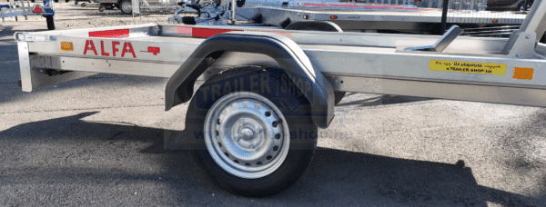 ALFA 12518AP.75 10", 2,56x1,80m méretű, 750kg egytengelyes fék nélküli alsókerekes uniplatós síkplatós motorszállító és quadszállító utánfutó