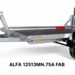 ALFA 12513MN.75A FAB egytengelyes, 2,44x1,25m méretű, 750kg fék nélküli, mellsőkerekes, síkplatós, felhajtó ajtós, dönthető utánfutó