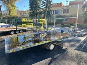 ALFA 24020AP.75 10″ 4,05×2,00m méretű, 1300kg egytengelyes fékezett alsókerekes uniplatós síkplatós utánfutó trailer, tréler, használt utánfutó