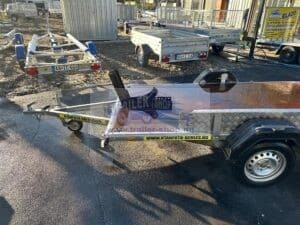 Zaslaw 265SU 2,65×1,32m méretű, 750kg fékezetlen mellsőkerekes sík platós nyitott motorszállító utánfutó, használt utánfutó