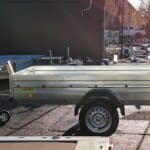 ALFA-B 23015MN.130 FAB egytengelyes, 2,94×1,44m méretű, 1300kg fékezett mellsőkerekes fix oldalfalas utánfutó