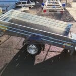 ALFA-B 23015MN.130 FAB egytengelyes, 2,94×1,44m méretű, 1300kg fékezett mellsőkerekes fix oldalfalas utánfutó