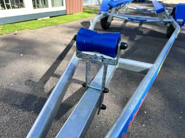 Vezető görgő 194mm középre 8", fix, kék, 16mm tengelyen , kötőelemekkel , kpl . TH0011-1