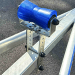Vezető görgő 194mm középre 8", fix, kék, 16mm tengelyen , kötőelemekkel , kpl . TH0011-1
