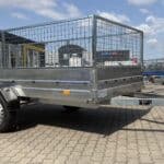 ALFA-B 23015MN.100-ig egytengelyes, 2,94x1,44m méretű, 1000kg fékezett mellsőkerekes fix oldalfalas utánfutó RÁCCSAL