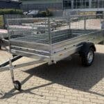 ALFA-B 23015MN.100-ig egytengelyes, 2,94x1,44m méretű, 1000kg fékezett mellsőkerekes fix oldalfalas utánfutó RÁCCSAL