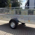ALFA-B 23015MN.100-ig egytengelyes, 2,94x1,44m méretű, 1000kg fékezett mellsőkerekes fix oldalfalas utánfutó RÁCCSAL