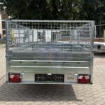 ALFA-B 23015MN.100-ig egytengelyes, 2,94x1,44m méretű, 1000kg fékezett mellsőkerekes fix oldalfalas utánfutó RÁCCSAL