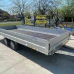 ALFA-T 44020AP.200-ig 10" kéttengelyes, 4,05x2,0m, 2000kg, fékezett, alsókerekes, síkplatós, uniplatós utánfutó, trailer, tréler és autószállító tréler PONYVÁVAL